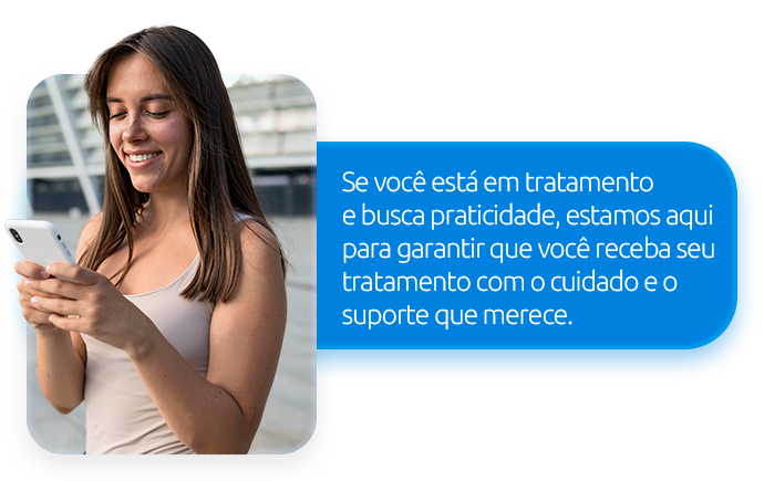 Mulher segurando uma caixa de medicamento